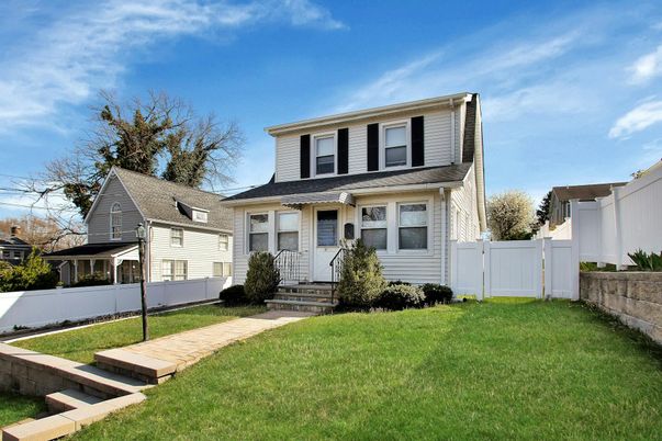 Exterior, Facade, American Foursquare