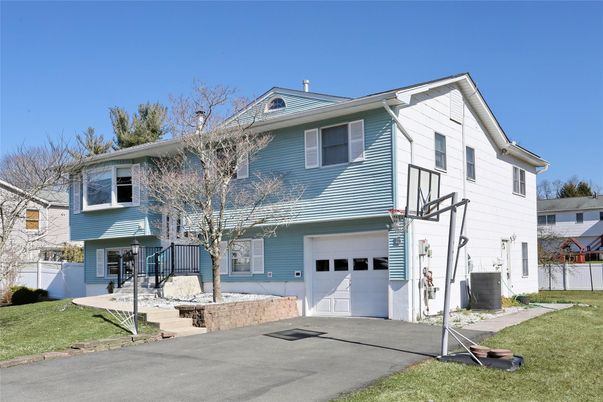 Attached, Exterior, Facade, Split Level