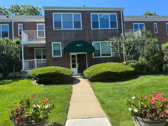Exterior, Facade, Brick Facade, Rowhouse