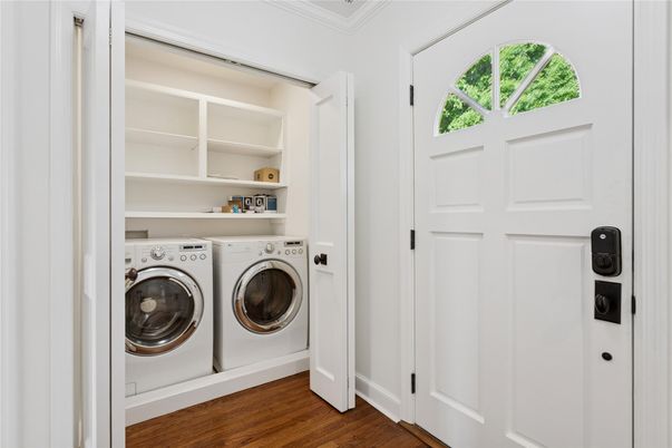 Interior, Washer, Wood Texture Flooring