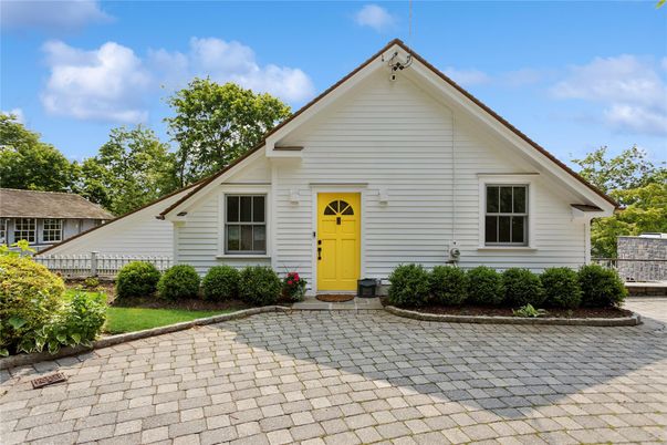Exterior, Facade, Farmhouse
