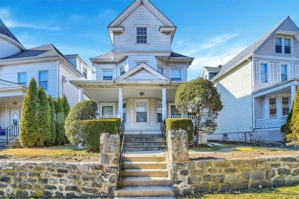 Exterior, Facade, Queen Anne Victorian