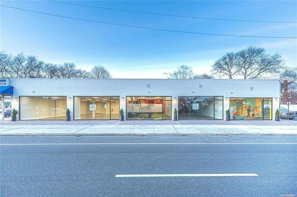 Exterior, Facade, Ranch