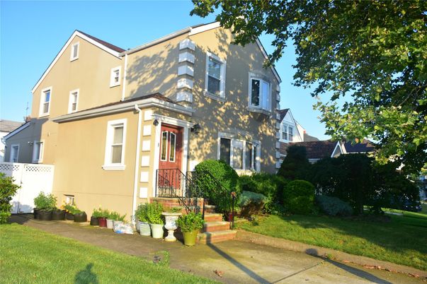 Exterior, Facade, Rowhouse