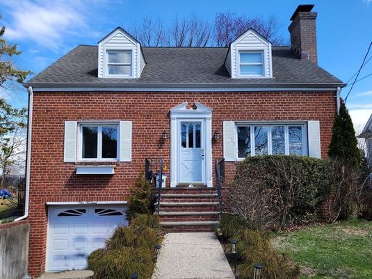 Attached, Exterior, Facade, Brick Facade, Georgian