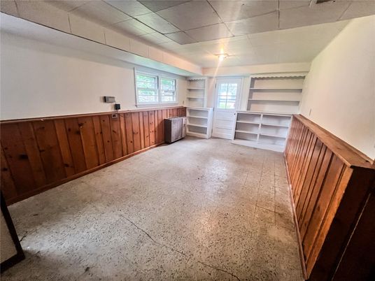 Empty room, Interior