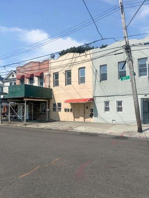 Exterior, Facade, Rowhouse