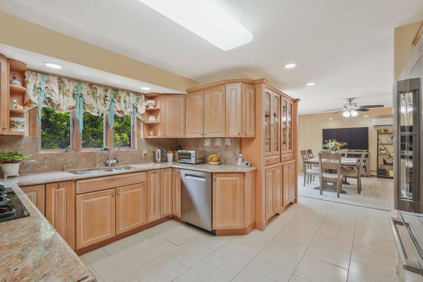 Dining room, Interior, Kitchen, Recessed Lighting, Stainless Steel Appliances