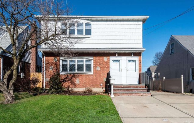 Exterior, Facade, Brick Facade, American Foursquare