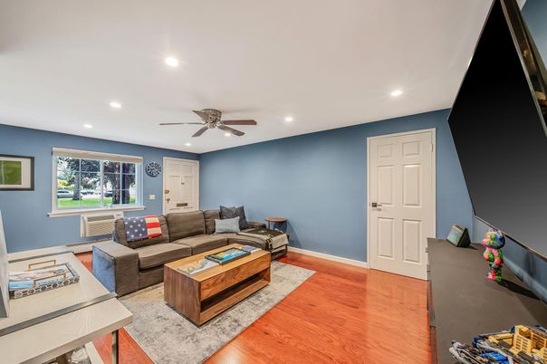 Interior, Living room, Recessed Lighting, Wood Texture Flooring