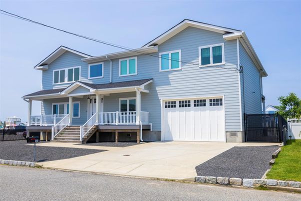Attached, Exterior, Facade, American Craftsman