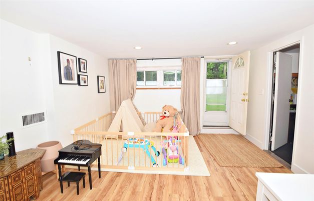 Interior, Piano, Recessed Lighting, Wood Texture Flooring