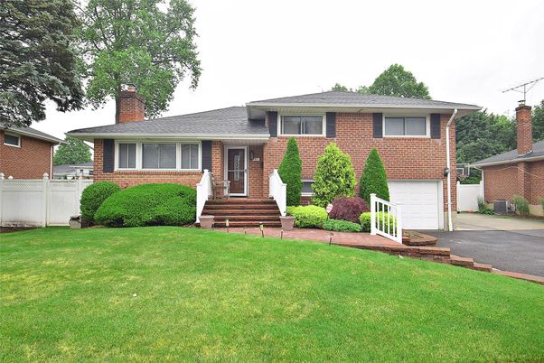 Attached, Exterior, Facade, Brick Facade, Split Level