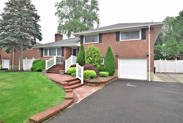 Attached, Exterior, Facade, Brick Facade, Split Level
