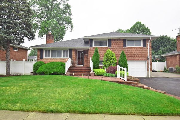 Attached, Exterior, Facade, Brick Facade, Split Level