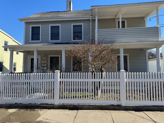 Exterior, Facade, American Foursquare
