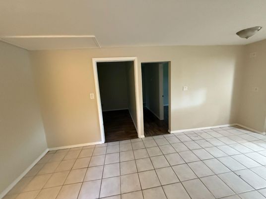 Empty room, Interior