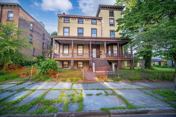 Exterior, Facade, Brick Facade, Rowhouse