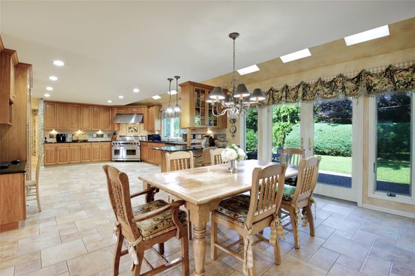 Chandelier, Dining room, Interior, Kitchen, Pendant Lights, Recessed Lighting, Stainless Steel Appliances