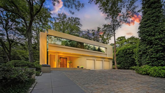 Exterior, Facade, Modern
