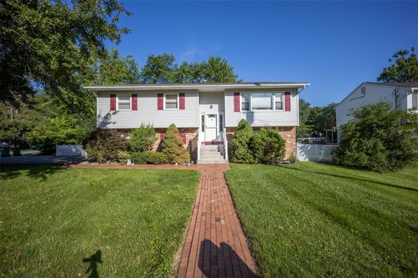 Exterior, Facade, Raised Ranch