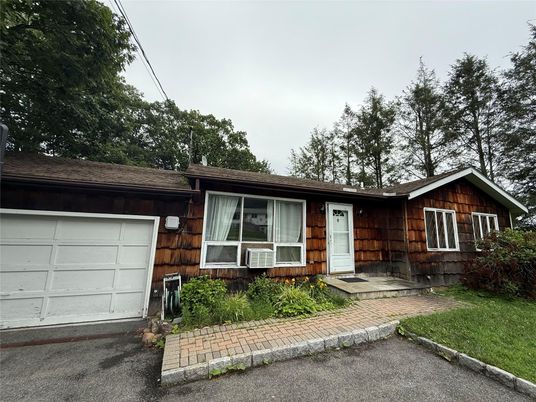 Attached, Exterior, Facade, Ranch