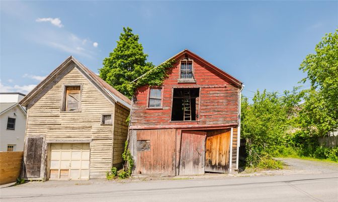 Attached, Exterior, Facade, Brick Traditional