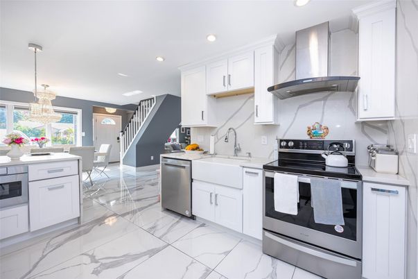 Chandelier, Dining room, Interior, Kitchen, Marble, Recessed Lighting, Stainless Steel Appliances