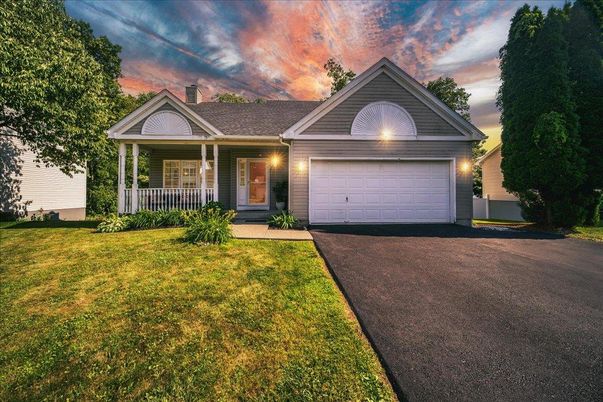 Attached, Exterior, Facade, Ranch