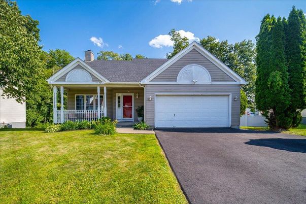 Attached, Exterior, Facade, Ranch