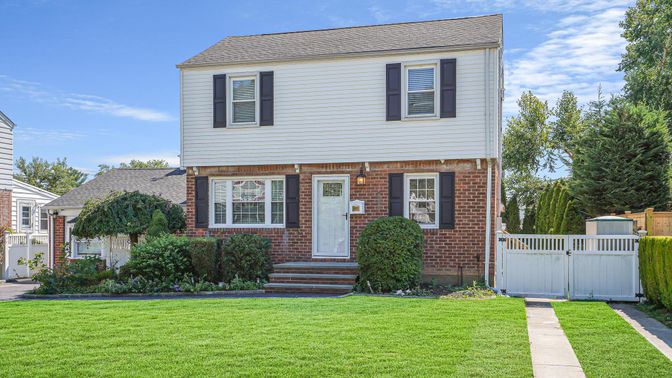 Exterior, Facade, Brick Facade, Split Level
