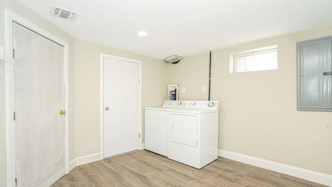 Interior, Recessed Lighting, Washer, Wood Texture Flooring