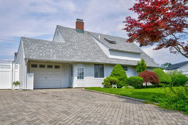 Attached, Exterior, Facade, Cape Cod
