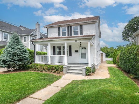 Exterior, Facade, American Foursquare