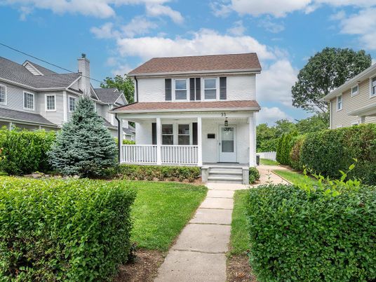 Exterior, Facade, American Foursquare
