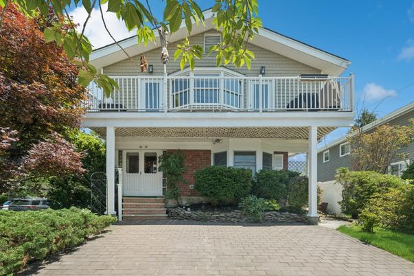 Exterior, Facade, Brick Facade, Queen Anne Victorian