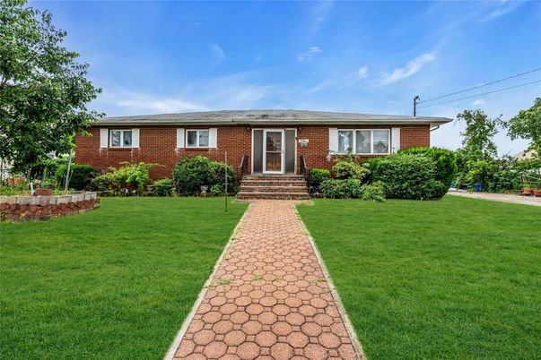 Exterior, Facade, Brick Facade, Ranch