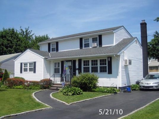 Exterior, Facade, Split Level