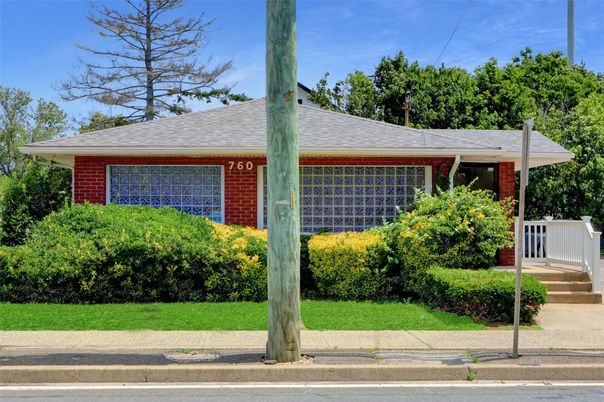 Exterior, Facade, Brick Facade, Ranch