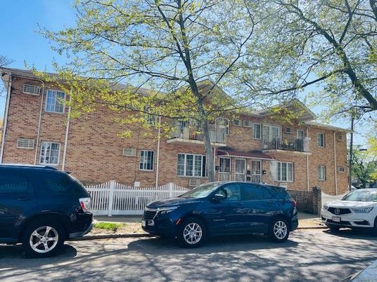 Exterior, Facade, Brick Facade, Rowhouse