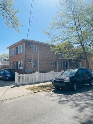 Exterior, Facade, Brick Facade, Rowhouse