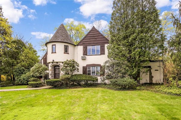 Backyard, Exterior, Facade, Queen Anne Victorian