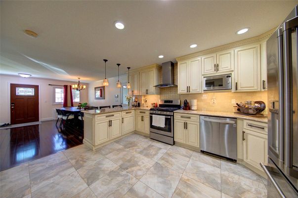 Chandelier, Dining room, Interior, Kitchen, Pendant Lights, Recessed Lighting, Stainless Steel Appliances, Wood Texture Flooring