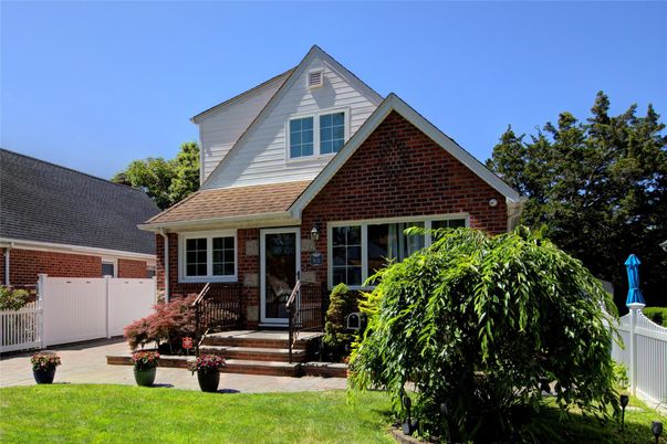Exterior, Facade, Brick Facade, Brick Traditional