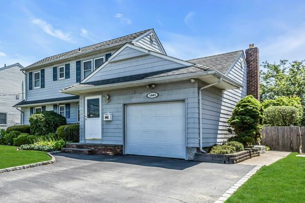 Attached, Exterior, Facade, Cape Cod