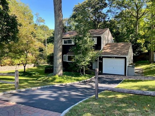 Attached, Exterior, Facade, Cape Cod