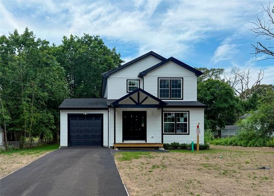 Attached, Exterior, Facade, Farmhouse