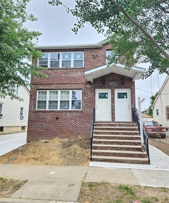 Exterior, Facade, Brick Facade, American Foursquare