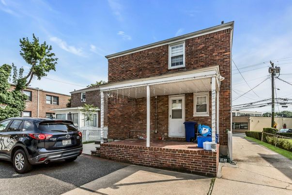 Exterior, Facade, Brick Facade, Rowhouse