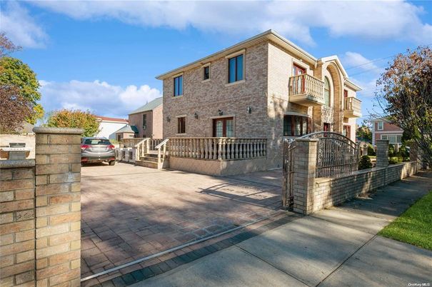 Exterior, Facade, Brick Facade, Rowhouse